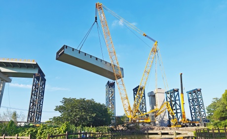 Tengfa Crawler Crane at Yanjiang Passage: Delivering Top 10 Performance in Action!
